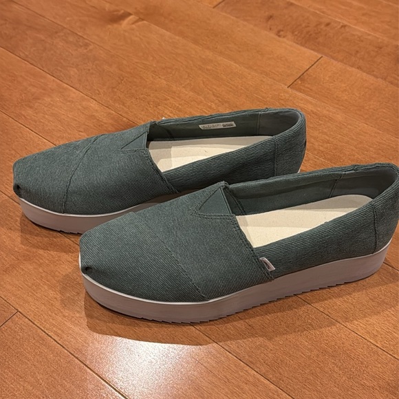 NWOT TOMS Alpargatas in 10 - Picture 2 of 4
